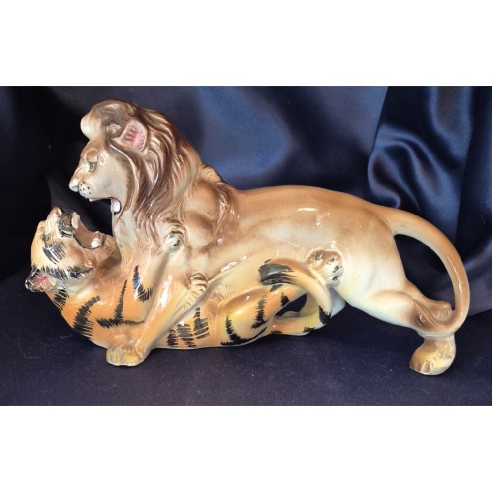 Vintage‎ Porcelain Lion and Tiger Fighting Manufactured in Japan